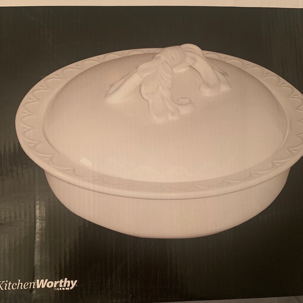 Ceramic 2.5 quart Baker with lid